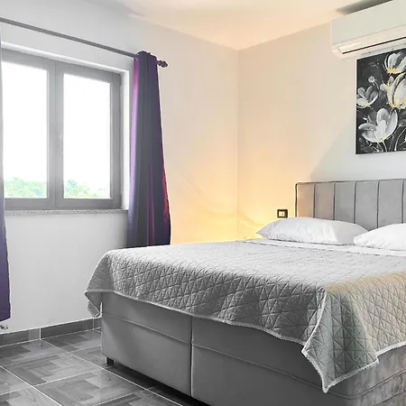 Beautiful Home In Visnjan Feriehus